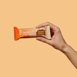 MaxiNutrition Protein Waffle Bar Pistachio Spread 39g – Riegel in der Hand
